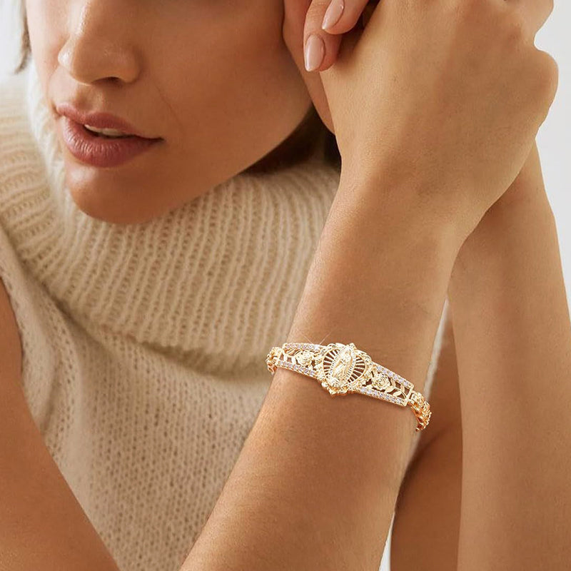 ✨ Gouden geometrische armband met opengewerkte detail. 💎💫