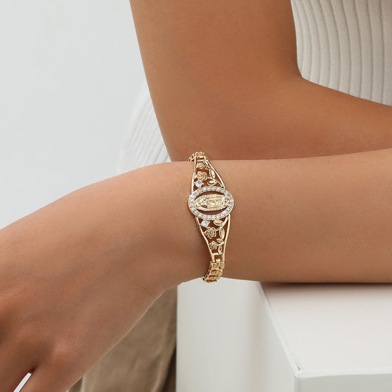 ✨ Gouden geometrische armband met opengewerkte detail. 💎💫